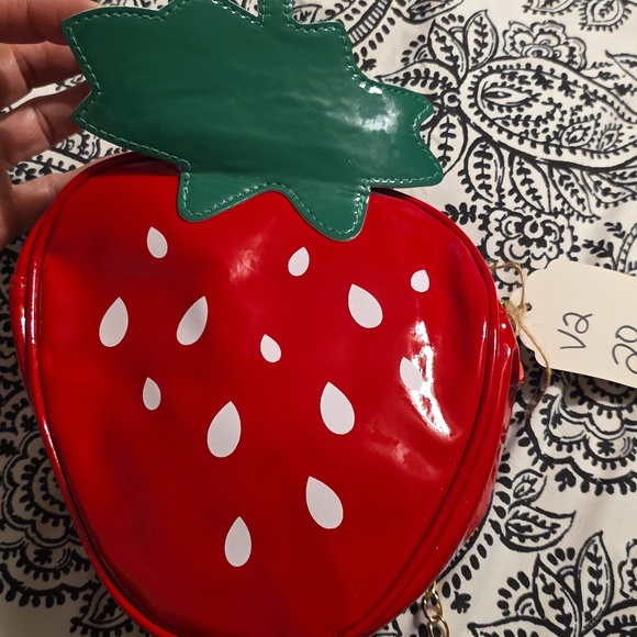 Womens Strawberry Shaped Red Crossbody Bag 7.5x6" Chain 21" - Picture 3 of 3